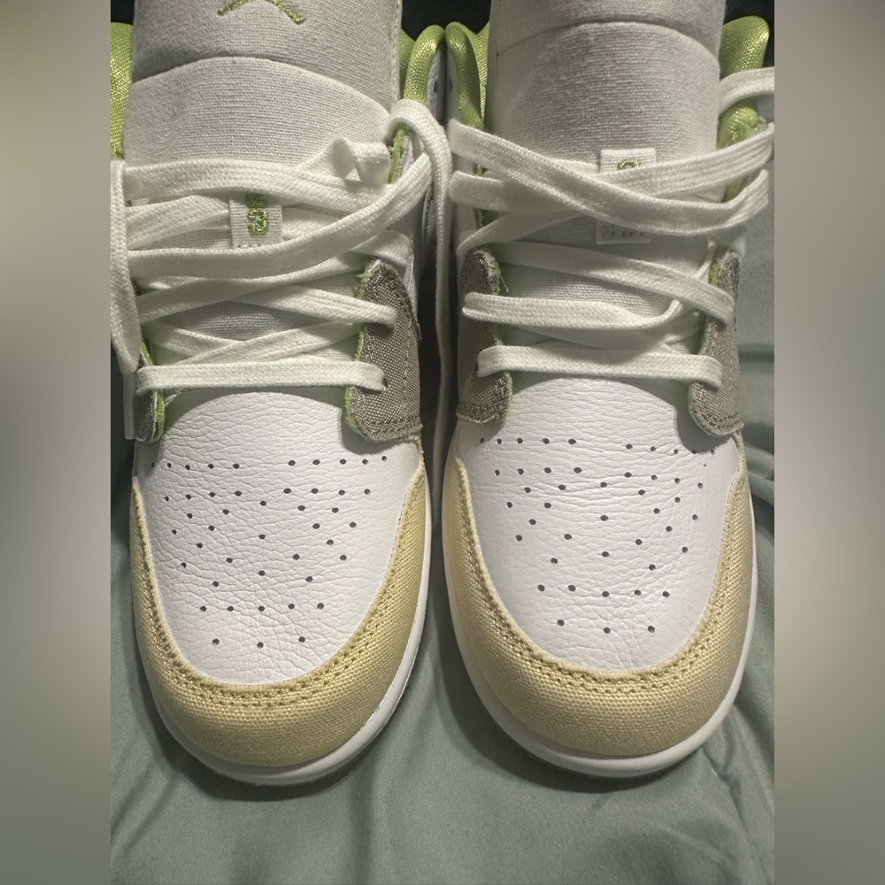 AIR JORDAN 1LOW SE (GS)
WHITE/VIVID GREEN-WHITE
BLANG/BLANG/VERT VIP - Picture 3 of 8